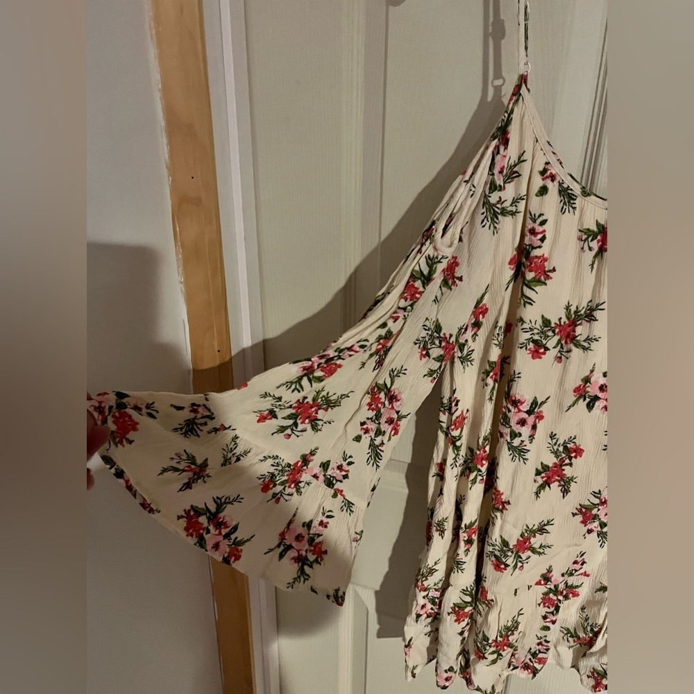 Altar'd State Cold Shoulder Floral Top 3/4 Sleeve Tunic Scoop Neck Cream Sz L - Picture 3 of 7